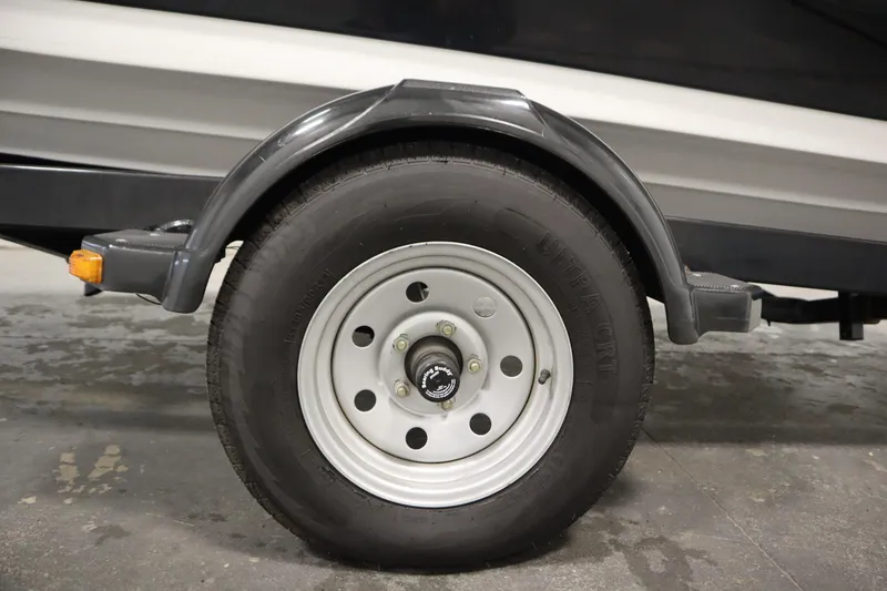 Slide: The Image of Trailer wheel of a 2013 Yamaha Boats AR190, featuring a sturdy tire and fender. - 40