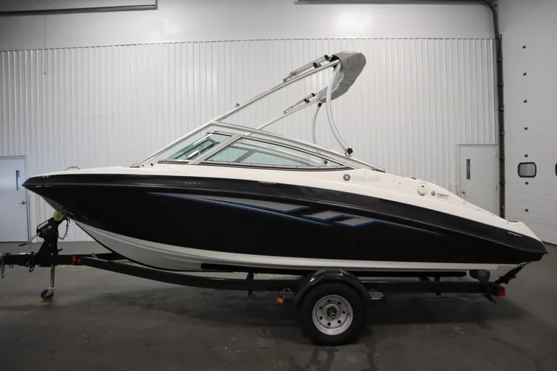 Slide: The Image of 2013 Yamaha Boats AR190 in a showroom, side view with trailer. - 8