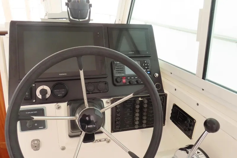 Slide: The Image of Helm of 2002 Albin 28 Tournament Express with Garmin navigation system. - 5