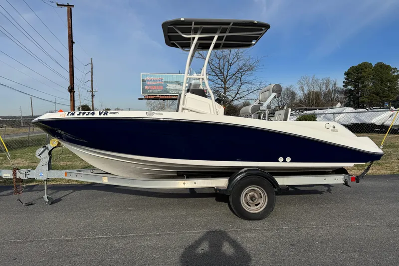 The Image of 2017 Yamaha Boats 190 FSH Sport on trailer, side view, outdoors. - 1