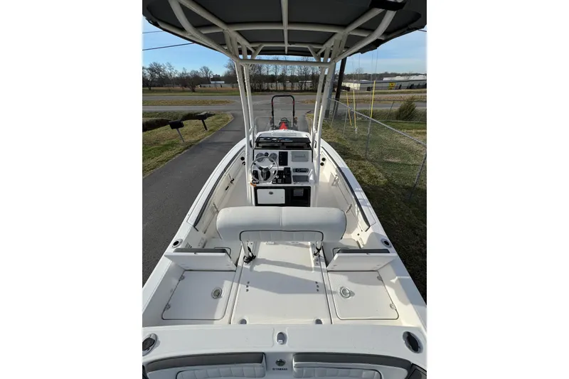 Slide: The Image of 2017 Yamaha Boats 190 FSH Sport, center console view, outdoor setting. - 5