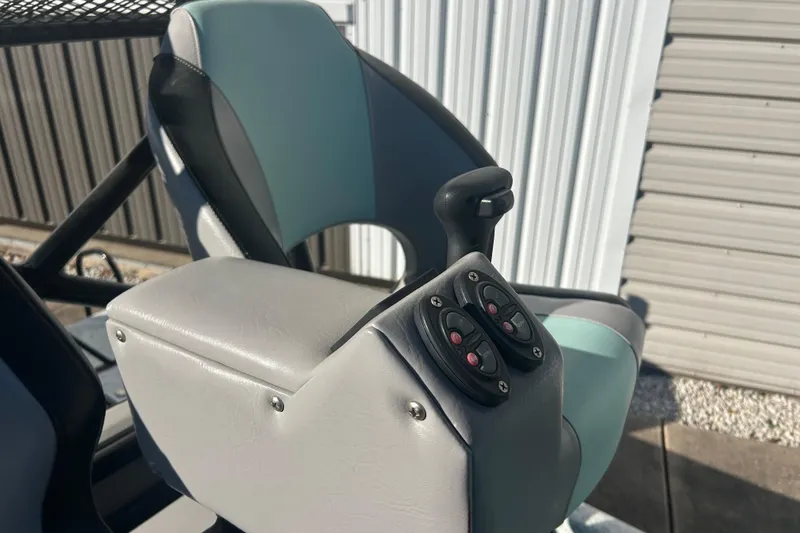 Slide: The Image of Captain's chair with controls on a 2021 Shallow Stalker Cat 240 Pro Elite boat. - 23