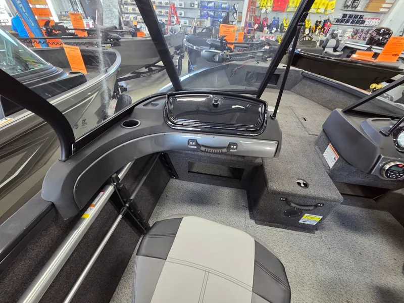 Slide: The Image of Crestliner 1650 Hawk 2026 - 12