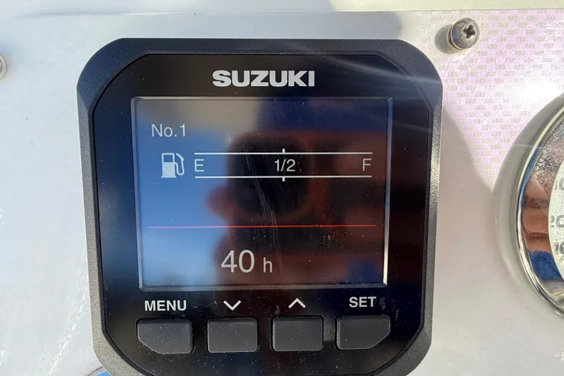 Slide: The Image of Suzuki display on 2003 Sea Pro SV2100CC Bay Boat showing fuel level and 40 hours. - 25