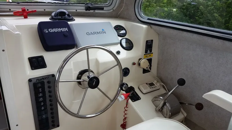 Slide: The Image of Helm of a 2002 Parker 2520 XL Sport Cabin boat. - 4