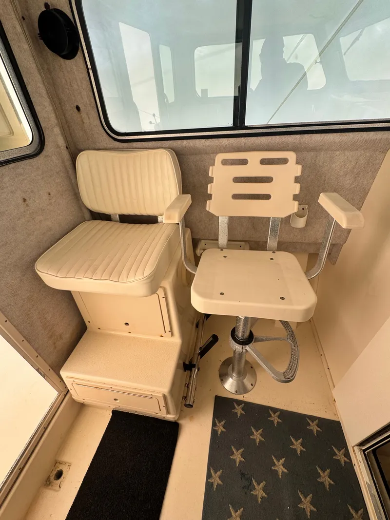 Slide: The Image of Interior of Parker 2520 XL Sport Cabin boat, year 2002. - 7