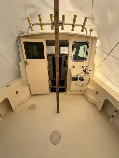 Slide: The Image of Interior of a 2002 Parker 2520 XL Sport Cabin boat. - 9