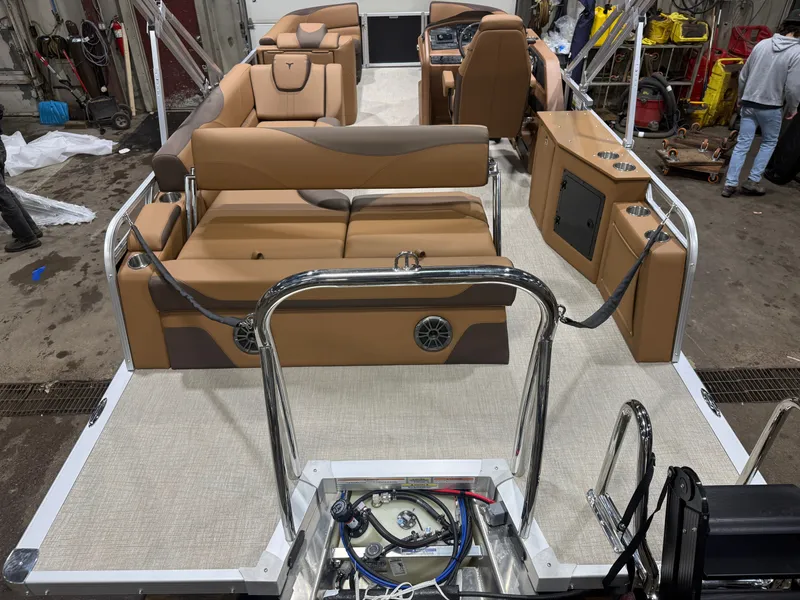 Slide: The Image of Tahoe LTZ 2385 Cruise Rear Bench (CRB) & Honda 4-Stroke EFI 2026 - 5