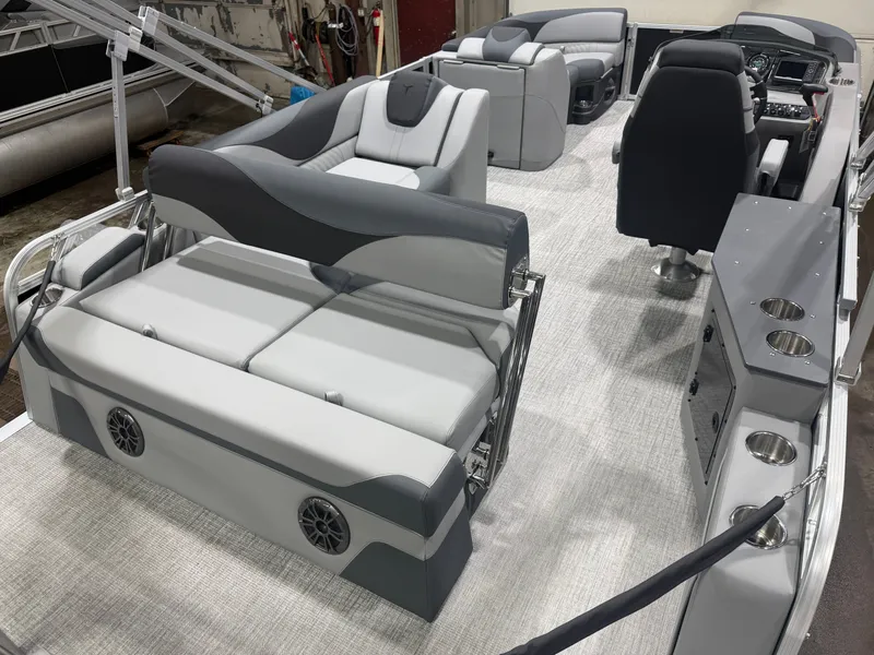 Slide: The Image of Tahoe LTZ 2185 Cruise Rear Bench (CRB) & Honda 4-Stroke EFI 2026 - 20