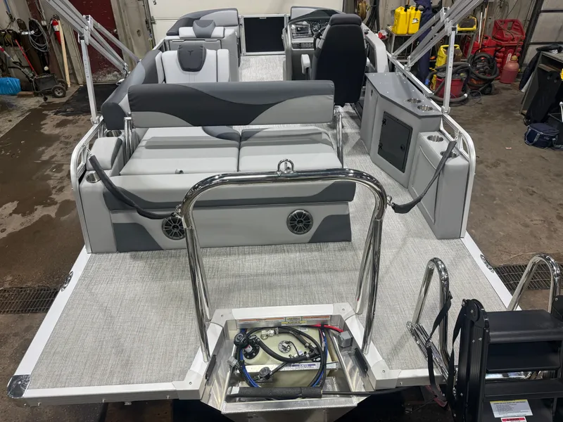 Slide: The Image of Tahoe LTZ 2185 Cruise Rear Bench (CRB) & Honda 4-Stroke EFI 2026 - 5