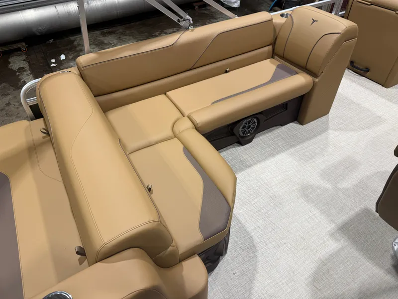 Slide: The Image of Tahoe Sport CRB 2180 Cruise Rear Bench & 4-Stroke 2026 - 16