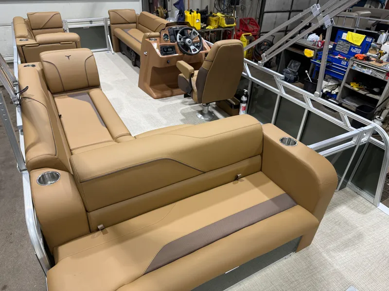 Slide: The Image of Tahoe Sport CRB 2180 Cruise Rear Bench & 4-Stroke 2026 - 19