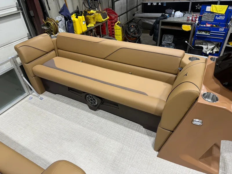 Slide: The Image of Tahoe Sport CRB 2180 Cruise Rear Bench & 4-Stroke 2026 - 31