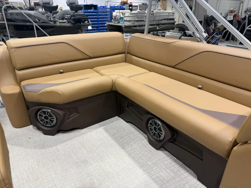 Slide: The Image of Tahoe Sport CRB 2180 Cruise Rear Bench & 4-Stroke 2026 - 33