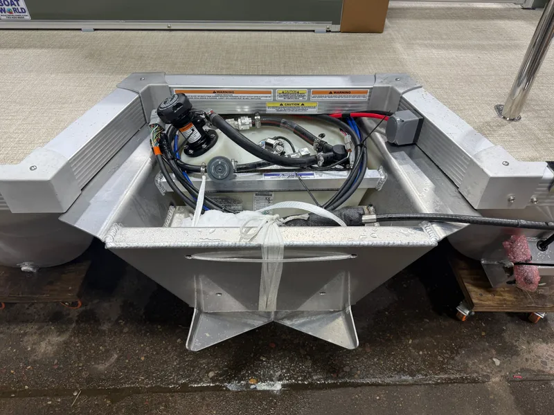 Slide: The Image of Tahoe Sport CRB 2180 Cruise Rear Bench & 4-Stroke 2026 - 42