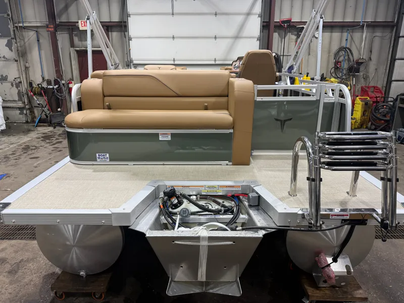 Slide: The Image of Tahoe Sport CRB 2180 Cruise Rear Bench & 4-Stroke 2026 - 44