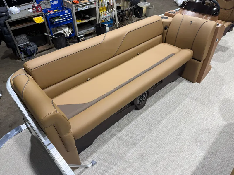 Slide: The Image of Tahoe Sport CRB 2180 Cruise Rear Bench & 4-Stroke 2026 - 7