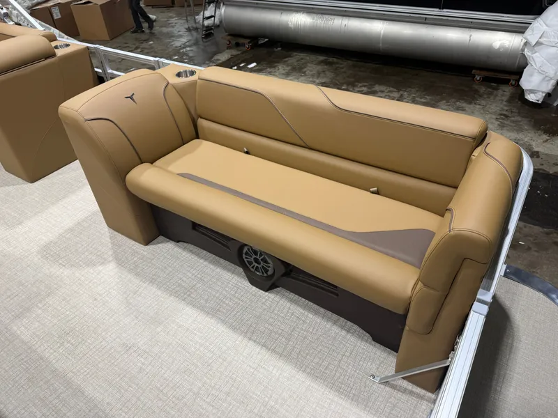 Slide: The Image of Tahoe Sport CRB 2180 Cruise Rear Bench & 4-Stroke 2026 - 8