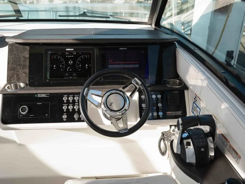 Slide: The Image of Sea Ray Sundancer 320 2019 - 16