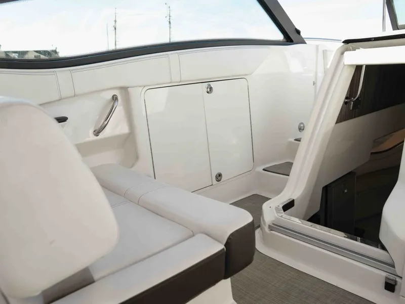 Slide: The Image of Sea Ray Sundancer 320 2019 - 17