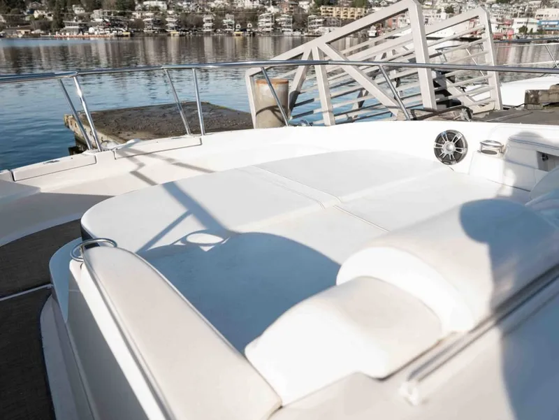 Slide: The Image of Sea Ray Sundancer 320 2019 - 18