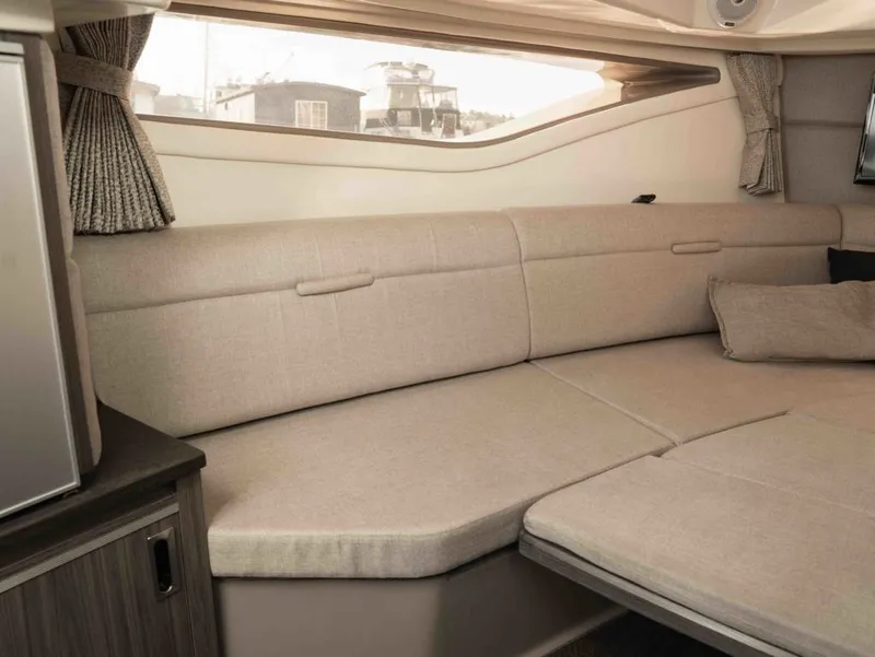 Slide: The Image of Sea Ray Sundancer 320 2019 - 26