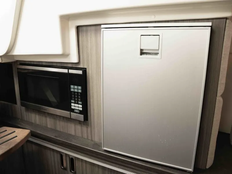 Slide: The Image of Sea Ray Sundancer 320 2019 - 28