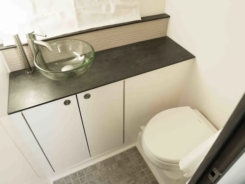 Slide: The Image of Sea Ray Sundancer 320 2019 - 29