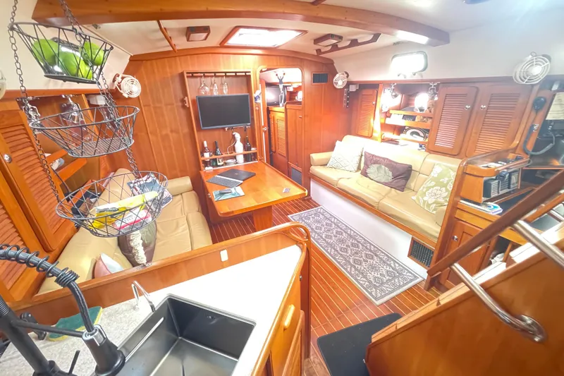 Slide: The Image of 2008 Caliber center cockpit cutter with cushioned seating and navigation equipment. - 29