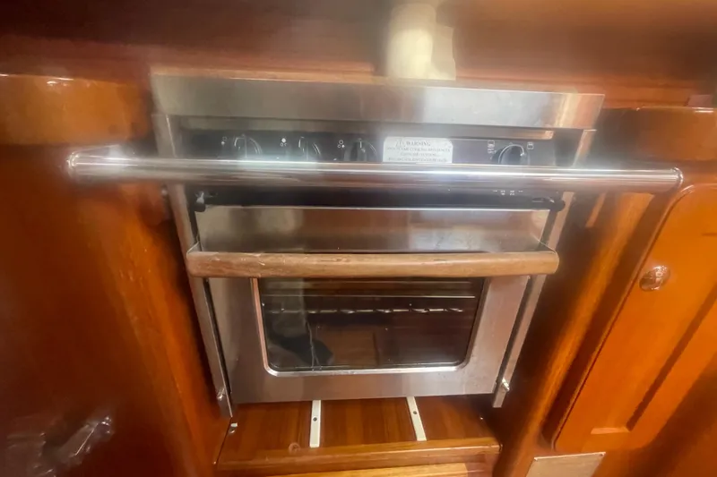 Slide: The Image of 2008 Caliber center cockpit cutter interior with cozy seating and wooden finishes. - 41