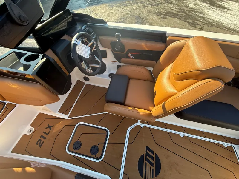 Slide: The Image of Malibu Wakesetter 21 LX 2026 - 651