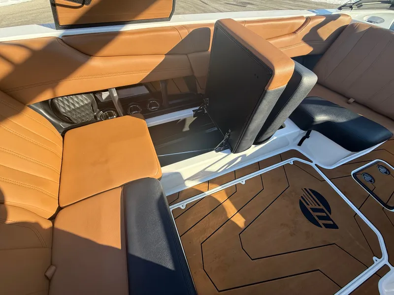 Slide: The Image of Malibu Wakesetter 21 LX 2026 - 655