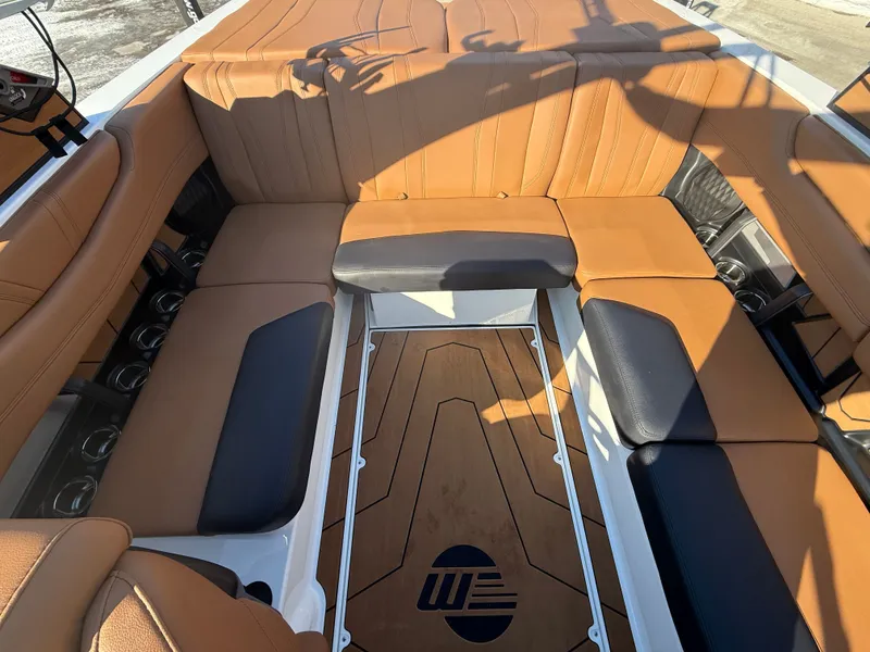 Slide: The Image of Malibu Wakesetter 21 LX 2026 - 665