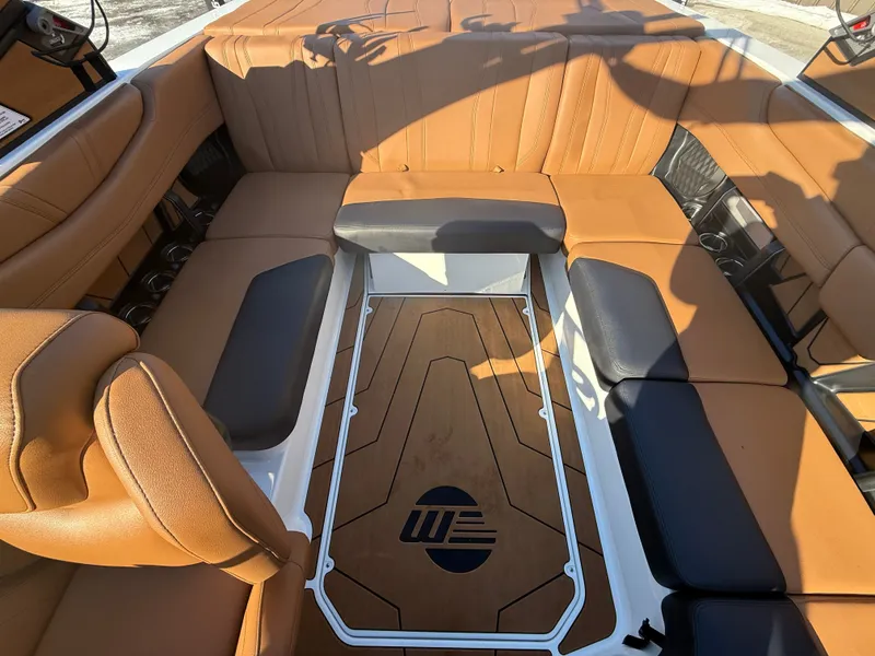 Slide: The Image of Malibu Wakesetter 21 LX 2026 - 811