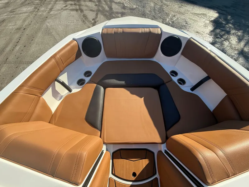 Slide: The Image of Malibu Wakesetter 21 LX 2026 - 972