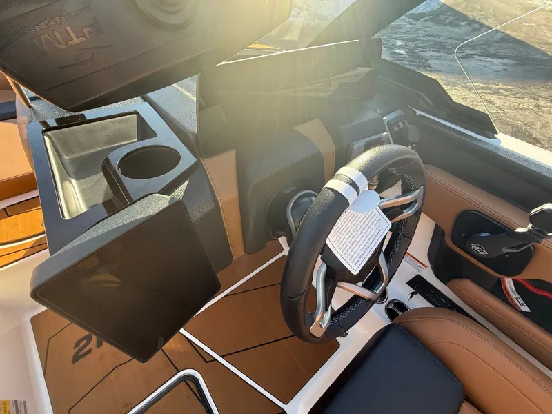 Slide: The Image of Malibu Wakesetter 21 LX 2026 - 980