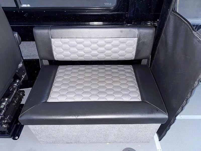 Slide: The Image of North River 25 Seahawk Fastback 2026 - 14