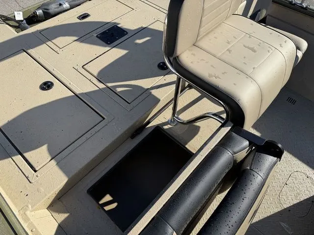 Slide: The Image of SeaArk Phantom 24XV CC 2026 - 11