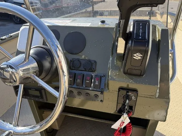 Slide: The Image of SeaArk Phantom 24XV CC 2026 - 13