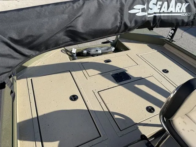 Slide: The Image of SeaArk Phantom 24XV CC 2026 - 15