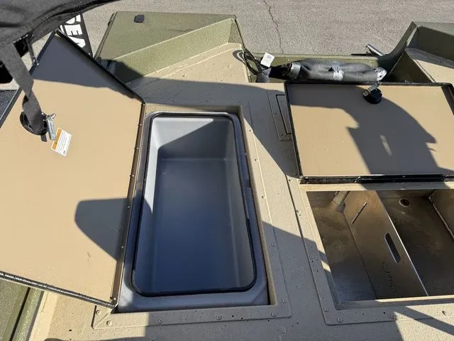 Slide: The Image of SeaArk Phantom 24XV CC 2026 - 17