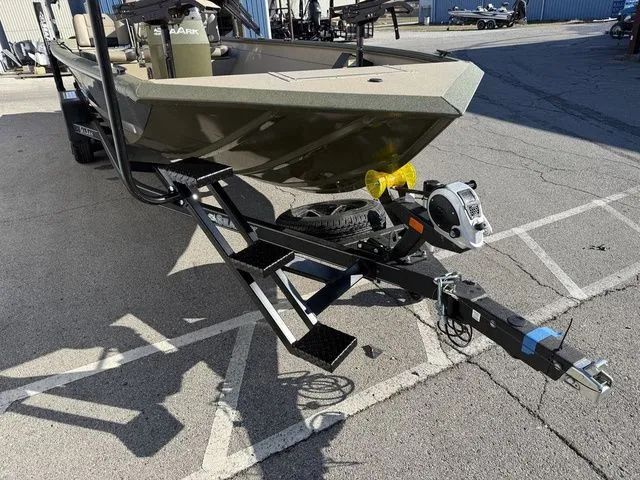 Slide: The Image of SeaArk Phantom 24XV CC 2026 - 4