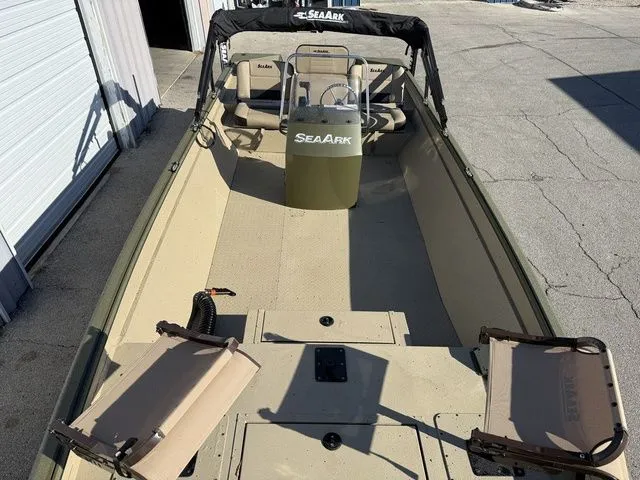 Slide: The Image of SeaArk Phantom 24XV CC 2026 - 5