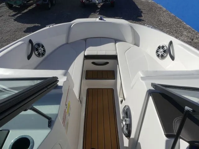 Slide: The Image of Sea Ray SPX 190 2019 - 16