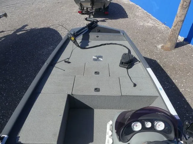 Slide: The Image of Tracker Pro 170 2018 - 13