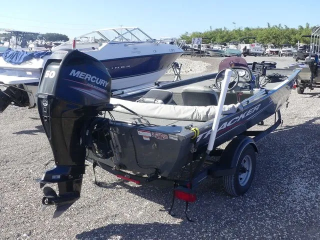 Slide: The Image of Tracker Pro 170 2018 - 4