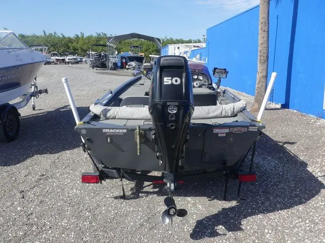 Slide: The Image of Tracker Pro 170 2018 - 5