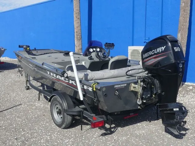 Slide: The Image of Tracker Pro 170 2018 - 6