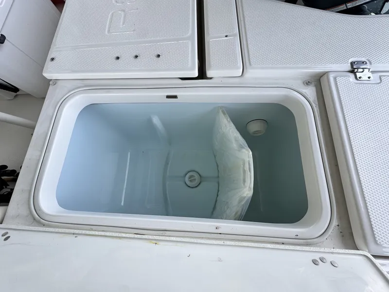 Slide: The Image of Robalo 226 2026 - 16