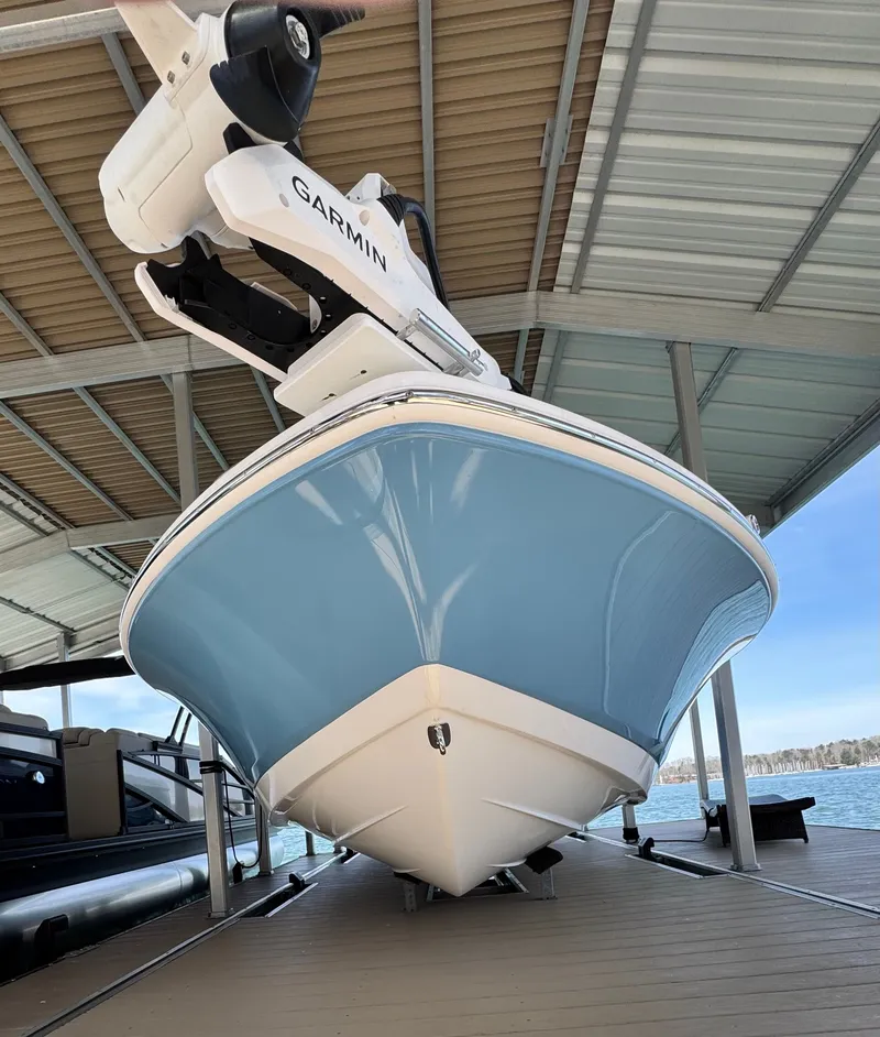 Slide: The Image of Robalo 226 Cayman 2026 - 10